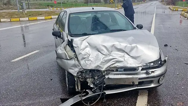 Konya'da iki araç kafa kafaya çarpıştı