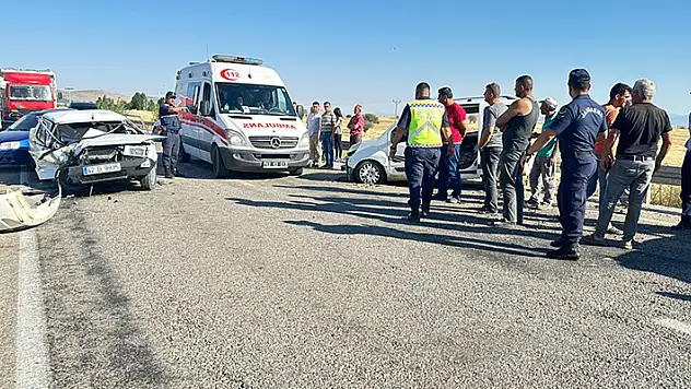 Konya'da iki aracın çarpıştığı kazada 7 kişi yaralandı
