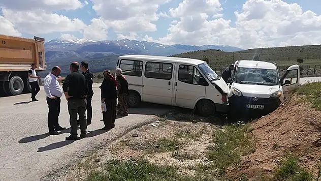 Konya'da iki aracın karıştığı kazada 6 kişi yaralandı
