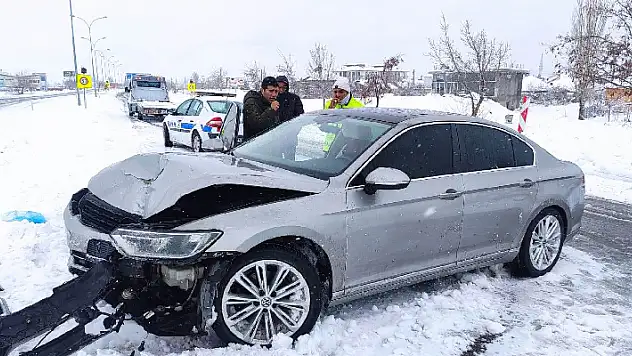 Konya'da iki ayrı kazada 4 kişi yaralandı
