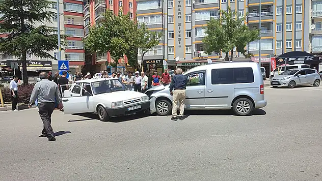 Konya'da iki ayrı trafik kazasında 4 kişi yaralandı 
