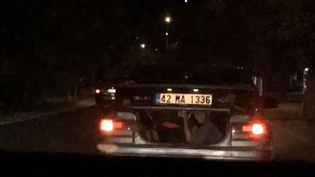 Konya'da iki çocuğun otomobilin bagajındaki tehlikeli yolculuğu kamerada!