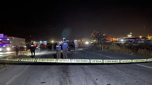Konya'da iki kamyon ve bir otomobil birbirine girdi:  2 kişi öldü, 8 kişi yaralandı
