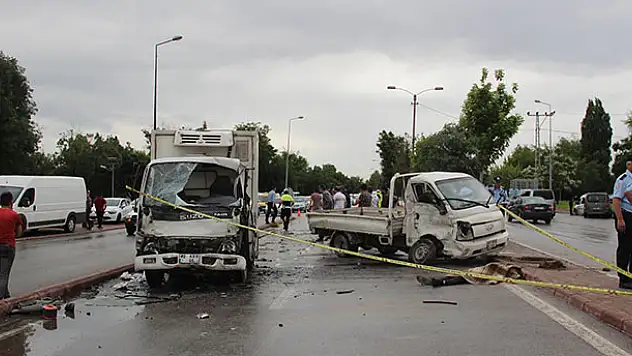 Konya'da iki kamyonet çarpıştı: 1 ölü, 1 yaralı
