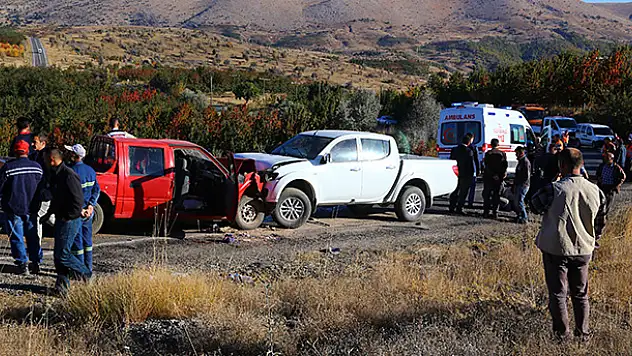 Konya'da iki kamyonet çarpıştı: 1 ölü, 4 yaralı