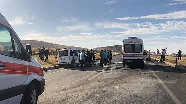 Konya'da iki kamyonet çarpıştı: 8 yaralı