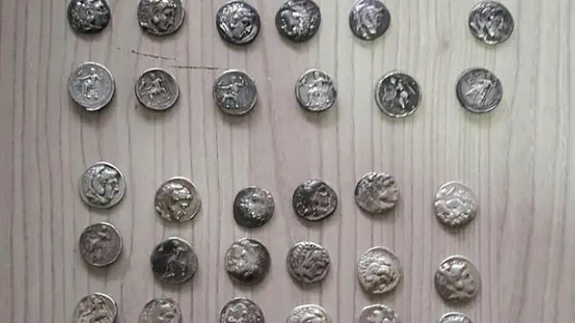 Konya'da iki kişi satmak istedikleri sikkelerle yakalandılar
