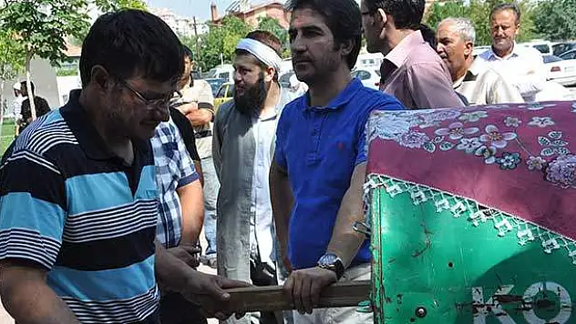 Konya'da iki kız kardeş gözyaşları arasında toprağa verildi