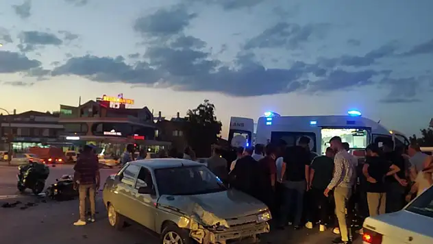 Konya'da iki motosiklet otomobile çarptı: Ortalık savaş alanına döndü

