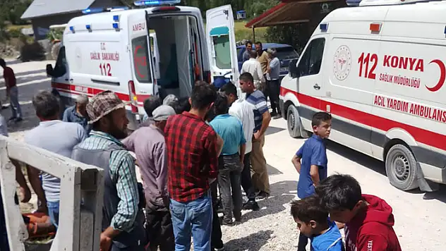 Konya'da iki motosiklet sollamak istedikleri otomobile çarptı: 5 yaralı
