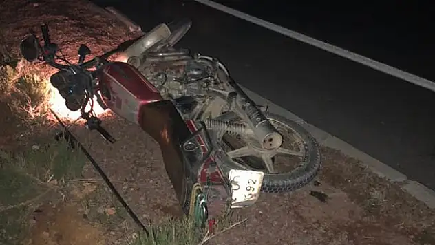 Konya'da iki motosiklet sürücüsü birden traktöre bağlı tarım aletine çarptı: 1 ölü, 1 yaralı!