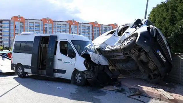 Konya'da iki öğrenci servisinin çarpıştığı kazada 14 kişi yaralandı
