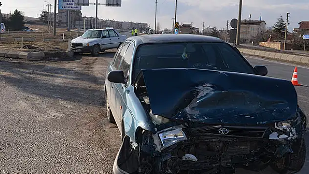 Konya'da iki otomobil çarpıştı: 1 kişi ağır yaralandı