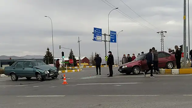 Konya'da iki otomobil çarpıştı 2 kişi yaralandı