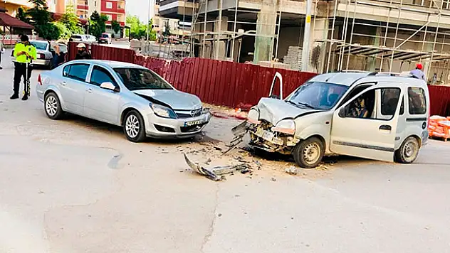 Konya'da iki otomobil çarpıştı: 3 yaralı