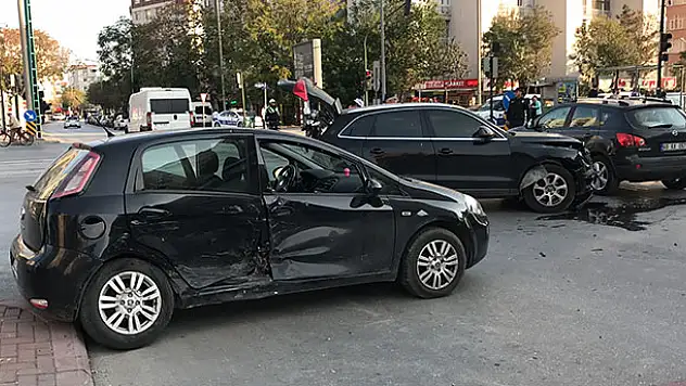 Konya'da iki otomobil çarpıştı: 3 yaralı