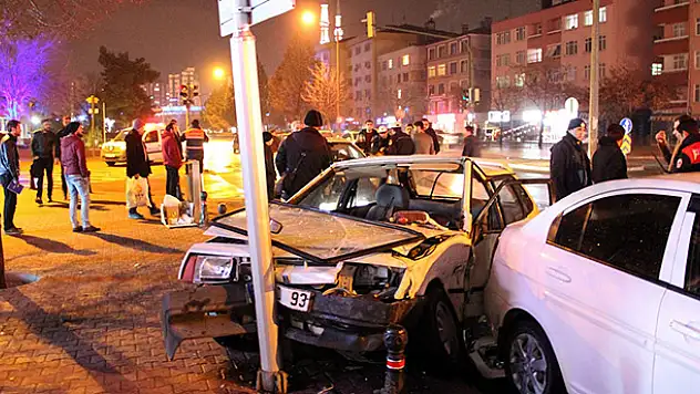 Konya'da iki otomobil çarpıştı : 3 yaralı