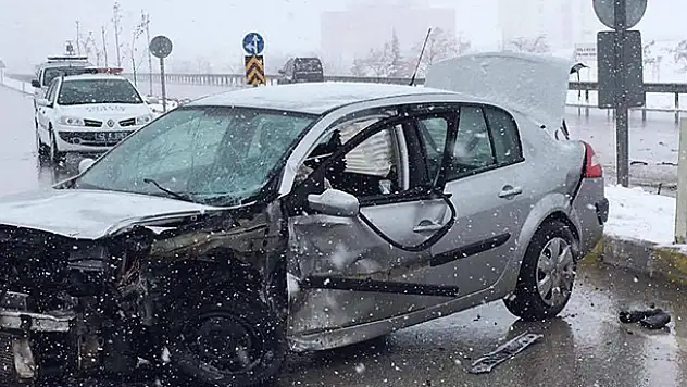 Konya'da iki otomobil çarpıştı: 3 yaralı