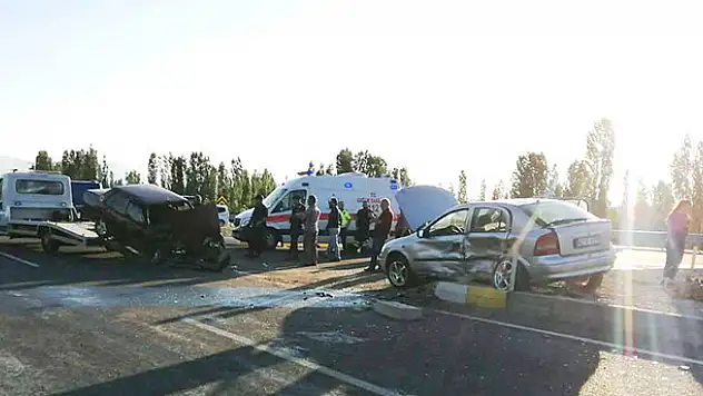 Konya'da iki otomobil çarpıştı: 3 yaralı