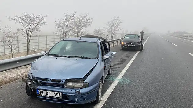 Konya'da iki otomobil çarpıştı, 5 kişi yaralandı
