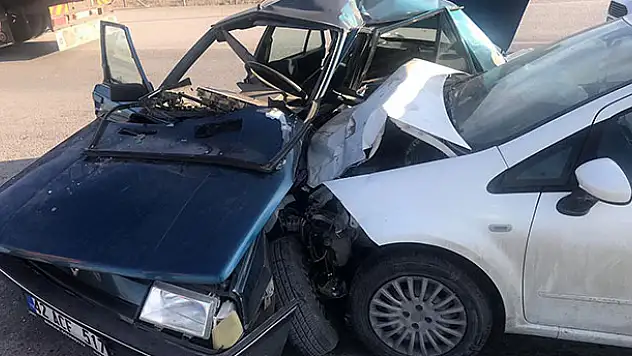 Konya'da iki otomobil çarpıştı: 5 yaralı