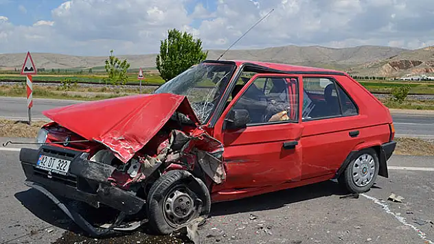 Konya'da iki otomobil çarpıştı: 8 yaralı