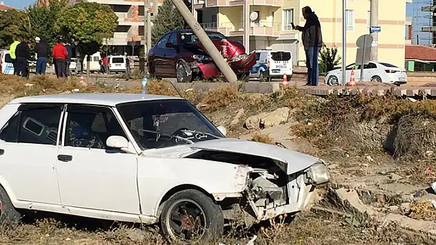 Konya'da iki otomobil çarpıştı: Biri şarampole indi biri direğe çarptı