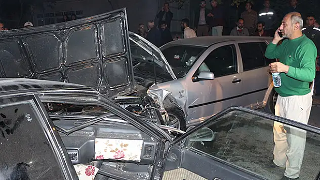 Konya'da iki otomobil kafa kafaya çarpıştı: 4 yaralı