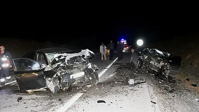 Konya'da iki otomobil kafa kafaya çarpıştı