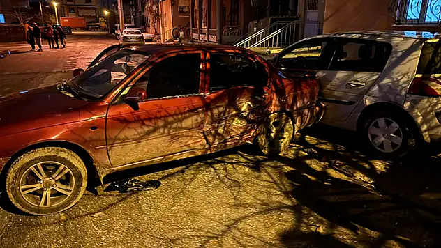 Konya'da iki otomobil kavşakta çarpıştı: 9 yaralı 

