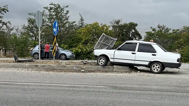 Konya'da iki otomobil kavşakta birbirine girdi