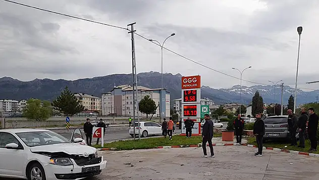 Konya'da iki otomobilin çarpışması sonucu 5 kişi yaralandı
