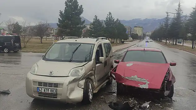 Konya'da iki otomobilin çarpışması sonucu 1 kişi yaralandı
