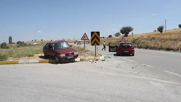 Konya'da iki otomobilin çarpışması sonucu 3 kişi yaralandı
