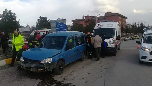 Konya'da iki otomobilin çarpışması sonucu 3 kişi yaralandı
