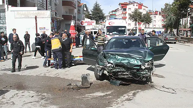 Konya'da iki otomobilin çarpışması sonucu 3 kişi yaralandı

