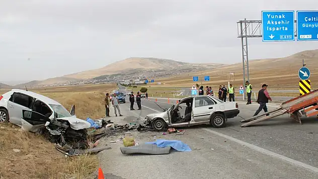 Konya'da iki otomobilin çarpıştığı kazada 5 kişi öldü, 2 kişi yaralandı