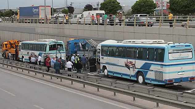 Konya'da İki Servis Otobüsü İle Minibüs Birbirine Girdi: 36 Yaralı