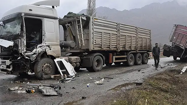 Konya'da iki TIR'ın çarpıştığı kaza ucuz atlatıldı
