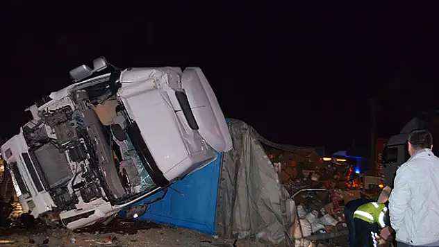 Konya'da ilaç yüklü tır devrildi! Sürücü ölümden döndü