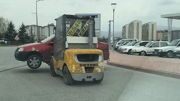 Konya'da ilginç görüntü! Forklift ile caddede otomobil taşıdı