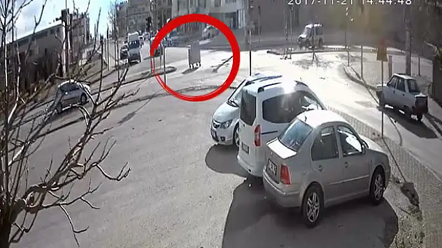 Konya'da ilginç görüntüler! Trafikte giden çöp konteyneri