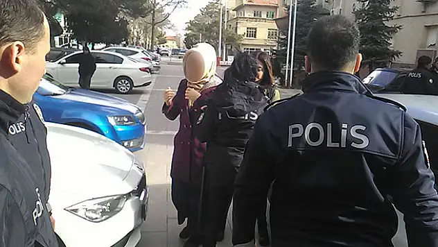 Konya'da ilişki yaşadığı kişiyi silahla öldürdüğü öne sürülen kadın adliyeye sevk edildi