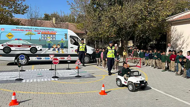 Konya'da ilkokul öğrencilerine trafik eğitimi verildi