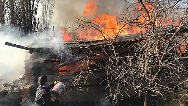 Konya'da imalathanede çıkan yangını söndürmek için çocuklar seferber oldu