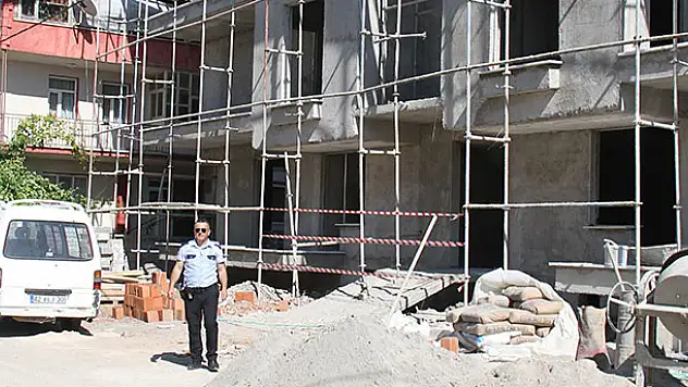 Konya'da inşaatın 4. katından düşen işçi yaralandı