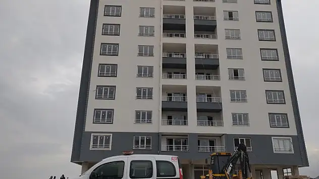 Konya'da inşaatın 7'inci katından düşen işçi ağır yaralandı

