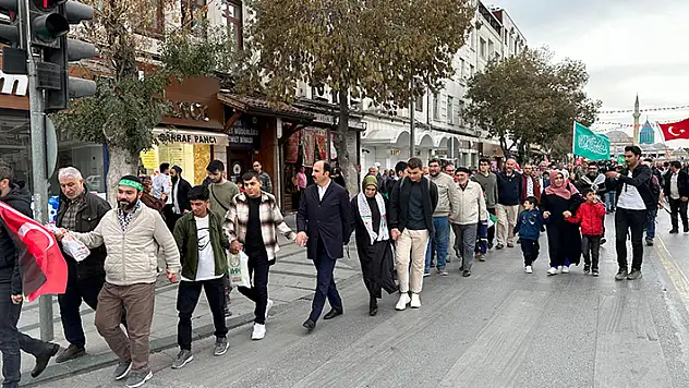 Konya'da insan zinciri oluşturan grup, İsrail'in Gazze'ye saldırılarına tepki gösterdi