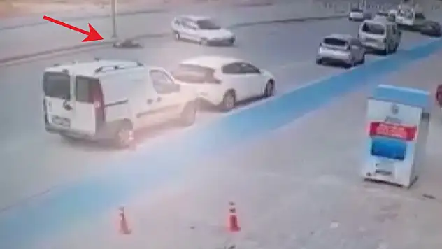Konya'da 'İnsanlık ölmüş' dedirten görüntü: Otomobilin çarptığı yayanın yanından geçip gittiler
