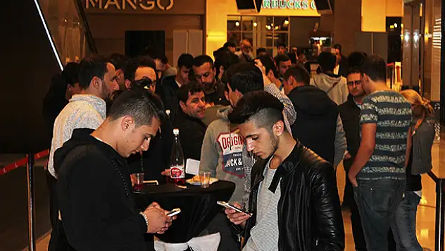 Konya'da iPhone 7 kuyruğu